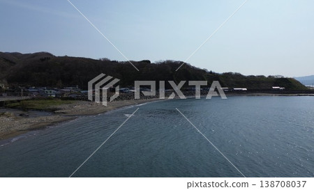 無人機空拍日本海沿岸風光以及北海道八雲町熊石市關內川河口景色。 138708037
