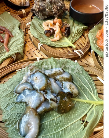 A set of shellfish sashimi, perfect as a snack to accompany alcoholic beverages, from Busan, South Korea. 138708366