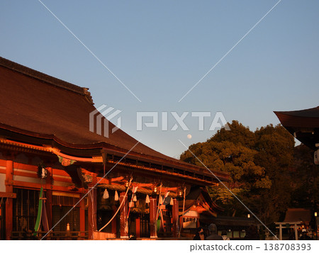 Yasaka Shrine Main Hall (National Treasure) and the Full Moon 138708393