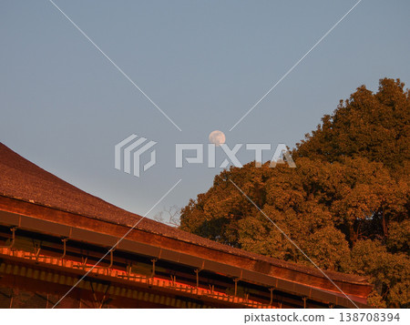 Yasaka Shrine Main Hall (National Treasure) and the Full Moon 138708394