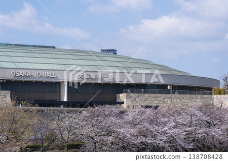 大阪城大廳、大阪城公園、櫻花盛開的美景 大阪城大廳、大阪城公園、櫻花盛開的美景 138708428