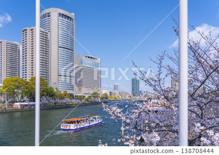 大阪毛馬櫻之宮公園櫻花、OAP 塔和大川 大阪毛馬櫻之宮公園櫻花、OAP 塔和大川 138708444