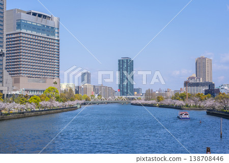 Cherry trees along the Okawa River, Sakuranomiya, towards Genpachi Bridge. 138708446