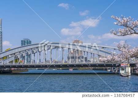 大阪市銀橋(櫻宮橋)和橫跨大川的櫻花 大阪市銀橋(櫻宮橋)和橫跨大川的櫻花 138708457