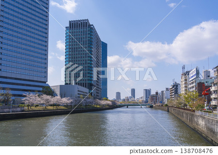 大阪巴士總站（OBP）沿著寢屋川河畔的櫻花盛開。 138708476