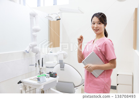 牙醫和口腔衛生員的肖像 138708493