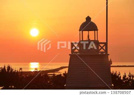夕陽下的金色日本海和燈塔 夕陽下的金色日本海和燈塔 138708507