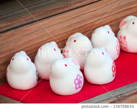 Yasaka Shrine, subsidiary shrine, Okuni Shrine, rabbit fortune slips Yasaka Shrine, subsidiary shrine, Okuni Shrine, rabbit fortune slips 138708650