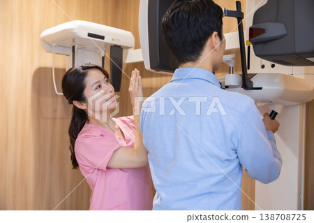 牙科影像:一名男子正在接受X光檢查。 牙科影像:一名男子正在接受X光檢查。 138708725