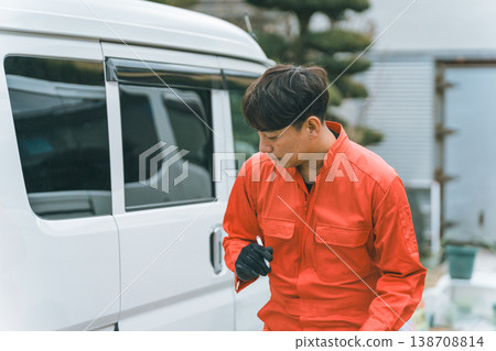 一輛輕型貨車和一個穿著工作服的男人 138708814