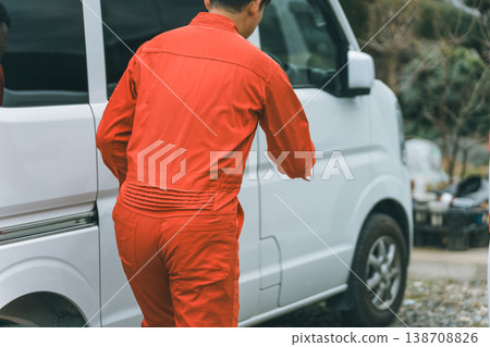 一輛輕型貨車和一個穿著工作服的男人 138708826