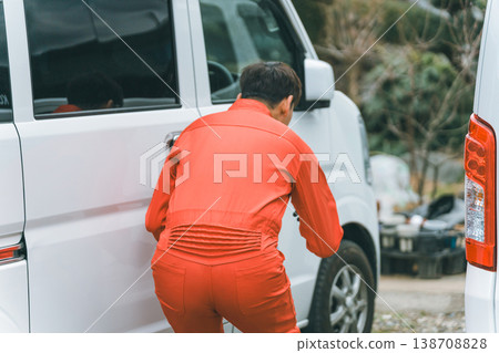 一輛輕型貨車和一個穿著工作服的男人 一輛輕型貨車和一個穿著工作服的男人 138708828