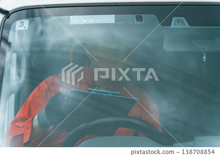 一輛輕型貨車和一個穿著工作服的男人 一輛輕型貨車和一個穿著工作服的男人 138708854