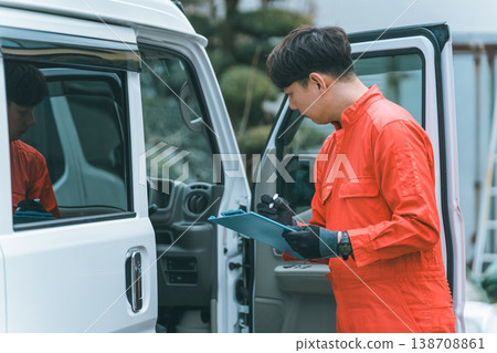 一輛輕型貨車和一個穿著工作服的男人 138708861