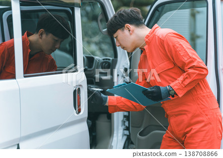 一輛輕型貨車和一個穿著工作服的男人 一輛輕型貨車和一個穿著工作服的男人 138708866