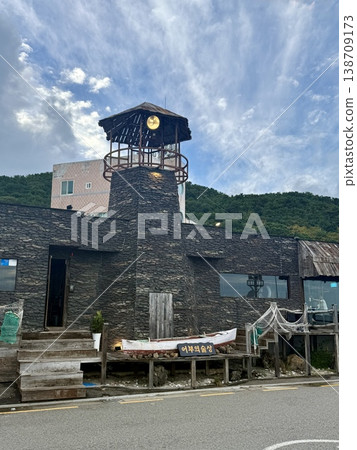 A famous restaurant in Haeundae, Busan, South Korea, where you can enjoy drinks with shellfish as a snack. 138709173
