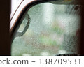 雨水打在車窗上 138709531