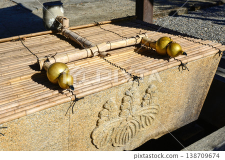 Toyokuni Shrine Chozuya (water basin) 138709674