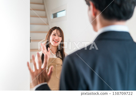 A young Asian woman/wife smilingly seeing off her husband/husband who goes to work in the morning 138709722