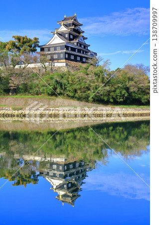 [Okayama Prefecture] Okayama Castle keep in a symmetrical setting under a clear blue sky 138709997