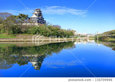 【岡山縣】晴空萬裡下，岡山城天守閣呈現對稱佈置。 138709998