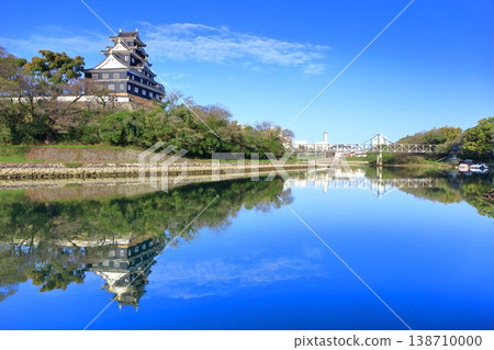 【岡山縣】晴空萬裡下，岡山城天守閣呈現對稱佈置。 138710000