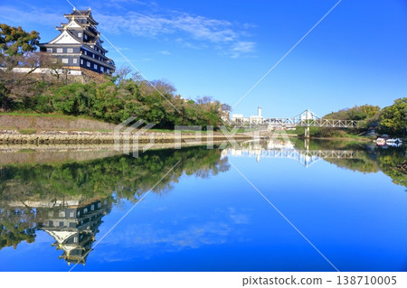 【岡山縣】晴空萬裡下,岡山城天守閣呈現對稱佈置。 【岡山縣】晴空萬裡下,岡山城天守閣呈現對稱佈置。 138710005