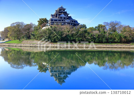 【岡山縣】晴空萬裡下,岡山城天守閣呈現對稱佈置。 【岡山縣】晴空萬裡下,岡山城天守閣呈現對稱佈置。 138710012
