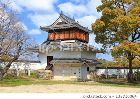 [Okayama Prefecture] The moon-viewing tower at Okayama Castle on a clear day. 138710064