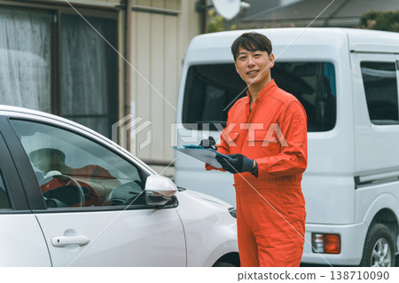 一輛轎車和一個穿著工作服的男人 一輛轎車和一個穿著工作服的男人 138710090