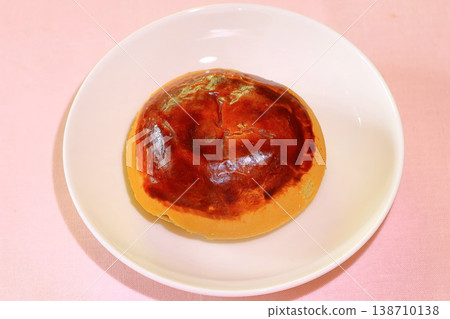 日式傳統點心:栗子饅頭 日式傳統點心:栗子饅頭 138710138
