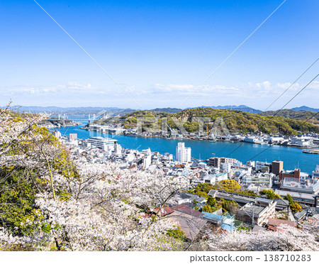A view of Onomichi city from the area around Senkoji Temple in Onomichi City, Hiroshima Prefecture, during a tranquil spring when cherry blossoms are in bloom. 138710283