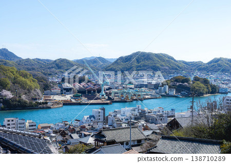 A view of Onomichi city from the area around Senkoji Temple in Onomichi City, Hiroshima Prefecture, during a tranquil spring when cherry blossoms are in bloom. 138710289