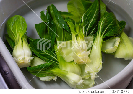 在廚房裡洗小白菜 在廚房裡洗小白菜 138710722