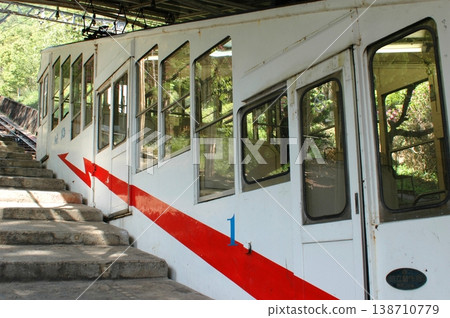 矢島纜車的側面視圖和日立有限公司的製造商銘牌。 矢島纜車的側面視圖和日立有限公司的製造商銘牌。 138710779