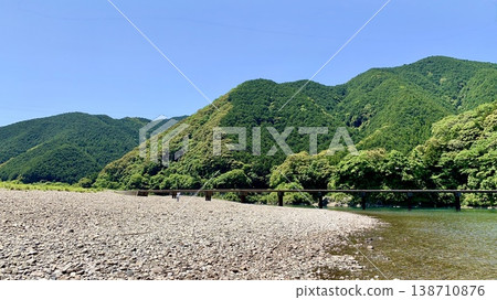 The Shimanto River, adorned with a clear blue sky and fresh greenery on a beautiful May day (Katsuma Submersible Bridge/Shimanto City, Kochi Prefecture) The Shimanto River, adorned with a clear blue sky and fresh greenery on a beautiful May day (Katsuma Submersible Bridge/Shimanto City, Kochi Prefecture) 138710876