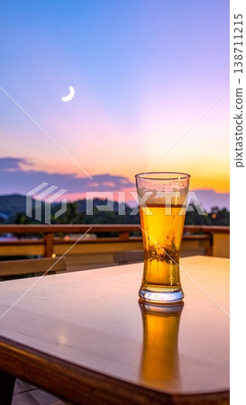 露台桌上放著一杯啤酒。 138711215