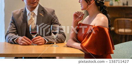 身穿裙裝和西裝的男男女女（富有、富裕）在相親聚會上喝紅酒。 138711427