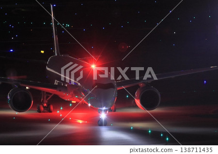Haneda Airport at night: Passenger plane heading for a night flight Haneda Airport at night: Passenger plane heading for a night flight 138711435