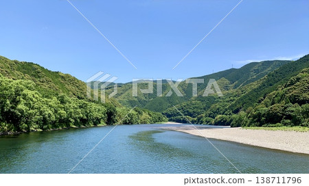 五月的四萬十川,綠意盎然,天空湛藍(勝真潛水橋上游/高知縣) 五月的四萬十川,綠意盎然,天空湛藍(勝真潛水橋上游/高知縣) 138711796