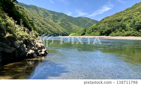The upstream of Iwama Submerged Bridge, surrounded by clear blue skies and fresh greenery on a clear May day (Shimanto River, Shimanto City, Kochi Prefecture) The upstream of Iwama Submerged Bridge, surrounded by clear blue skies and fresh greenery on a clear May day (Shimanto River, Shimanto City, Kochi Prefecture) 138711798