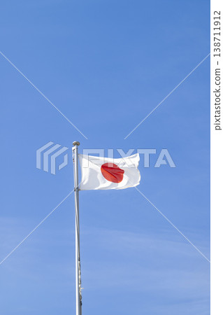 日本國旗在藍天下迎風飄揚。 138711912