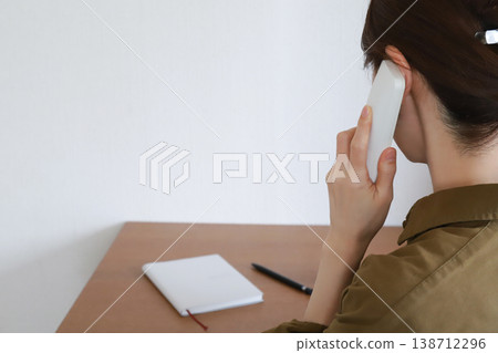 一位正在打電話的女性的側臉 一位正在打電話的女性的側臉 138712296