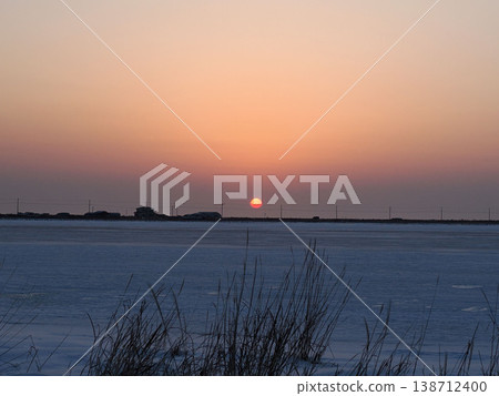 旭日東昇,照耀著野付半島。 旭日東昇,照耀著野付半島。 138712400