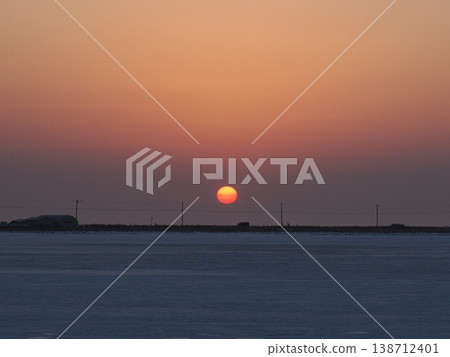 旭日東昇,照耀著野付半島。 旭日東昇,照耀著野付半島。 138712401