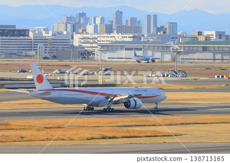 政府飛機在羽田機場滑行 138713165