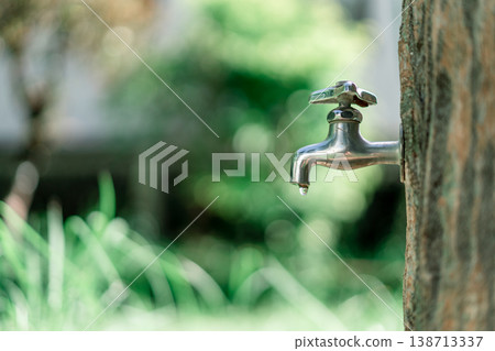 公園裡的水龍頭(側面視圖) 公園裡的水龍頭(側面視圖) 138713337