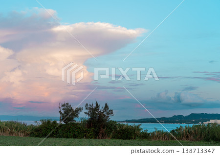 傍晚的天空和海面上漂浮著巨大的積雨雲。 傍晚的天空和海面上漂浮著巨大的積雨雲。 138713347