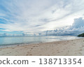 沖繩縣偏遠島嶼伊江島美麗的淺灘海岸線和夏日天空。 138713354