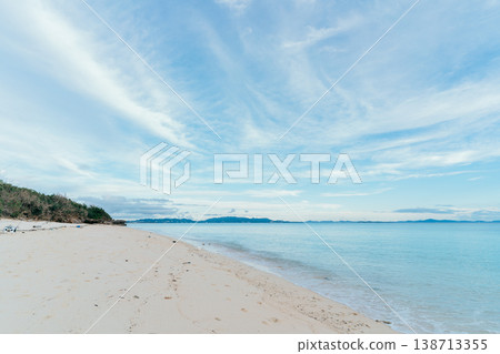 沖繩偏遠島嶼伊江島美麗的淺灘和夏日天空 2 沖繩偏遠島嶼伊江島美麗的淺灘和夏日天空 2 138713355